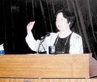 葉 嘉 瑩 教 授 主 講 淡 江 講 座 。 （ 攝 影 \黃 文 政 ）