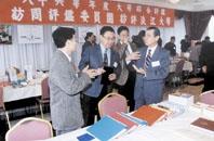 林 校 長 （ 右 ） 及 教 品 會 執 行 秘 書 莊 淇 銘 （ 左 ） 向 訪 評 委 員 詳 細 解 說 。 （ 攝 影 \曾 昱 偉 ）