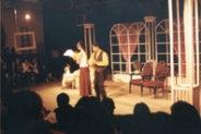 實 驗 劇 團 期 末 公 演 ， 由 蘇 毓 修 （ 右 ） 、 陳 研 如 （ 左 ） 兩 同 學 擔 綱 演 出 喜 劇 「 幽 會 」 ， 現 場 觀 眾 看 得 全 神 貫 注 。 （ 圖 \ 熊 鴻 斌 ）