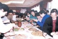 女 教 聯 會 會 員 展 現 手 藝 ， 三 十 八 道 美 食 饗 同 仁 ， 出 席 聯 歡 會 的 教 職 員 們 把 握 機 會 ， 大 快 朵 頤 一 番 。 （ 圖 \韓 兆 容 ）