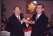 張創辦人歡度七十大壽，林校長代表全體同仁致贈「富貴雙魚」做為壽禮。（攝影/馮文星）