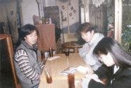 來 自 和 的 交 換 生 ， 在 接 受 本 報 記 者 採 訪 時 ， 相 當 仔 細 的 回 答 每 一 個 問 題 。 （ 攝 影 \ 劉 暢 ）
