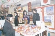 上 週 舉 行 的 僑 居 地 文 物 展 中 ， 僑 生 同 學 們 除 了 展 示 各 項 少 見 的 傳 統 文 物 外 ， 更 穿 上 當 地 的 傳 統 服 飾 ， 別 具 風 味 。 （ 攝 影 \ 熊 鴻 斌 ）