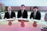 李 遠 哲 博 士 （ 中 ） 來 校 演 講 ， 張 創 辦 人 （ 左 ） 特 設 午 宴 款 待 ， 並 由 理 學 院 前 院 長 魏 和 祥 等 作 陪 。