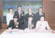 本 校 資 訊 中 心 主 任 施 國 肱 （ 前 排 中 ） ， 分 別 與 富 研 公 司 董 事 長 陳 明 俊 （ 前 排 左 ） 、 三 福 企 管 顧 問 公 司 總 經 理 蕭 惠 瑛 校 友 （ 前 排 右 ） 簽 約 ， 未 來 將 正 式 展 開 合 作 關 係 。 （ 攝 影 \ 熊 鴻 斌 ）