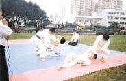 合 氣 道 社 本 學 期 初 招 生 時 在 書 卷 廣 場 的 演 出 。 （ 合 氣 道 社 提 供 ）