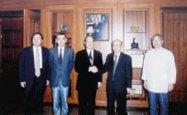 張 創 辦 人 （ 中 ） 、 林 校 長 （ 左 二 ） 及 張 紘 炬 副 校 長 （ 左 ） 於 圖 書 館 九 樓 接 待 故 宮 博 物 院 秦 孝 儀 院 長 （ 右 二 ） 及 副 院 長 昌 彼 得 （ 右 ） 。 （ 新 聞 見 四 版 ） （ 陳 子 璿 攝 ）