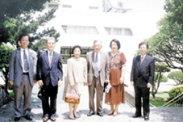 靜 岡 大 學 校 長 星 猛 先 生 （ 右 三 ） 、 夫 人 星 弘 子 （ 左 三 ） 及 該 校 學 生 部 長 關 森 勝 夫 （ 左 二 ） 參 觀 本 校 海 博 館 後 合 影 留 念 。 （ 攝 影 \舒 宜 萍 ）