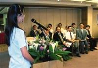 ▲ 甫 回 國 的 俄 文 系 陳 怡 君 同 學 在 大 三 留 學 授 旗 典 禮 上 報 告 留 學 心 得 ， 當 她 提 到 在 俄 國 買 黃 牛 票 的 經 過 時 ， 逗 得 全 場 來 賓 開 懷 大 笑 。 （ 攝 影 \賴 映 秀 ）