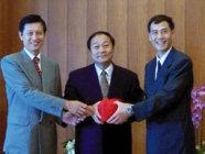 ▲ 本 校 新 任 學 術 副 校 長 由 張 紘 炬 （ 中 ） 移 交 給 馮 朝 剛 （ 右 ） ， 但 因 新 校 長 張 紘 炬 必 須 監 交 ， 因 此 由 洪 欽 仁 代 表 張 紘 炬 交 接 印 信 。 （ 攝 影 \舒 宜 萍 ）