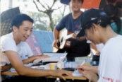 ▲ 在 優 美 的 吉 他 聲 「 催 眠 」 下 ， 初 來 到 淡 江 的 新 鮮 人 立 刻 毫 不 猶 豫 的 填 寫 入 社 資 料 。 （ 攝 影 \實 習 記 者 許 克 勤 ）