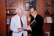 創 辦 人 張 建 邦 本 月 十 八 日 接 見 化 學 系 重 點 系 所 講 座 主 講 人 Richard S. Stein， 並 贈 送 他 一 本 本 校 畫 冊 。 （ 攝 影 \ 馮 文 星 ）