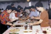 面 對 一 道 道 佳 餚 美 食 ， 教 職 同 仁 們 紛 紛 舉 箸 品 嚐 。 （ 攝 影 \許 克 勤 ）
