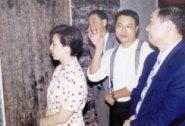 校 長 （ 右 ） 及 兩 位 副 校 長 參 觀 畫 展 ， 畫 家 陳 永 賢 （ 右 二 ） 親 自 導 覽 。 （ 攝 影 \許 克 勤 ）