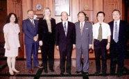 創 辦 人 張 建 邦 （ 中 ） 接 見 黃 天 中 校 友 （ 右 三 ） 。 （ 攝 影 \李 明 宜 ）