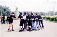溜 冰 社 社 員 以 接 龍 的 方 式 路 跑 ， 更 顯 出 團 隊 的 重 要 。 （ 攝 影 \ 曾 千 榕 ）