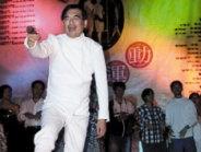 「 舞 肆 運 動 」 迎 新 舞 會 中 ， 青 工 會 主 委 賴 國 洲 以 一 襲 白 色 優 雅 西 洋 劍 擊 術 的 裝 扮 出 現 在 舞 台 上 ， 並 且 和 校 內 舞 蹈 性 社 團 的 同 學 們 翩 翩 起 舞 。 （ 攝 影 \ 許 克 勤 ）