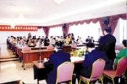 大 學 院 校 電 算 中 心 主 任 聯 誼 會 議 於 二 十 四 、 二 十 五 日 假 本 校 覺 生 國 際 會 議 廳 召 開 ， 現 場 各 大 專 院 校 電 算 中 心 主 任 或 代 表 約 百 餘 人 參 加 。 （ 攝 影 \許 克 勤 ）