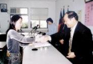 本 報 發 行 人 張 紘 炬 校 長 親 自 頒 發 聘 書 給 學 生 記 者 。 （ 攝 影 \ 許 克 勤 ）