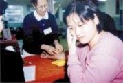 上 週 三 陰 雨 綿 綿 ， 寒 冷 潮 溼 ， 同 學 還 是 慷 慨 挽 袖 參 與 驗 血 。 （ 攝 影 \ 許 克 勤 ）