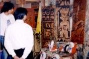 上 週 在 金 門 、 宜 蘭 、 花 蓮 三 校 友 會 合 辦 的 「 暗 戀 金 蘭 花 」 展 覽 中 ， 展 出 許 多 花 蓮 原 住 民 小 朋 友 親 手 製 做 的 木 雕 作 品 及 美 女 圖 ， 吸 引 不 少 同 學 前 往 參 觀 。 （ 攝 影 \劉 育 孜 ）