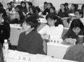 每 位 同 學 照 著 名 字 「 對 號 入 座 」 ， 現 場 完 全 在 遠 端 老 師 的 掌 控 之 中 。 （ 彭 紹 興 攝 ）