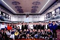 本 校 參 加 大 運 會 的 選 手 陣 容 龐 大 ， 上 週 由 校 長 張 紘 炬 親 自 授 旗 。 （ 攝 影 \ 劉 育 孜 ）