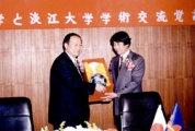 中 央 學 院 大 學 校 長 生 田 富 夫 （ 右 ） 上 週 率 團 來 訪 ， 與 本 校 校 長 張 紘 炬 （ 左 ） 互 換 紀 念 品。 （ 攝 影 \ 許 克 勤 ）
