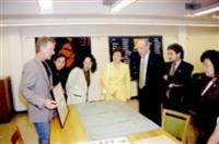 由 行 政 副 校 長 張 家 宜 （ 中 ） 率 領 的 美 加 姊 妹 校 行 政 訪 問 團 ， 參 觀 加 拿 大 布 蘭 登 大 學 校 史 館 。 （ 攝 影 \黃 文 智 ）