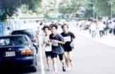 參 加 校 園 馬 拉 松 的 選 手 互 相 窮 追 不 捨 ， 希 望 能 獲 得 好 名 次 。 （ 攝 影 \陳 良 任 ）