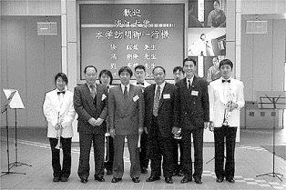 ▲ 本 校 訪 問 團 與 中 央 學 院 大 學 生 田 富 夫 校 長 合 影 留 念 。 （ 國 交 會 提 供 ）