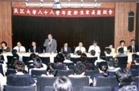 校 長 張 紘 炬 （ 中 立 者 ） 率 各 單 位 主 管 與 新 生 家 長 座 談 。 （ 攝 影 \陳竹偉 ）