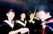 推 廣 教 育學 分 班 舉 行 結 業 典 禮 ，校 長 張 紘 炬 一 一 頒 發 證 書 。 （推 廣 教 育 中 心 提 供）