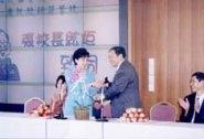 ▲ 上 週 女 教 聯 會 舉 辦 餐 會 ， 張 校 長 贊 助 五 千 元 ， 由 理 事 長 張 家 宜 代 表 接 受 。 （ 攝 影 \舒宜萍 ）