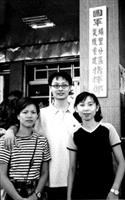 營 建 系 三 位 同 學 進 入 災 區 勘 災 ， 在 國 軍 埔 里 災 後 重 建 指 揮 部 前 合 影 。 左 為 李 建 幸 、 中 為 張 培 聖 、 右 為 作 者 黃 勤 晶 。