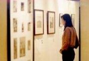 攝影社展出攝影作品，吸引同學駐足觀看 。 （攝影�陳亭谷）