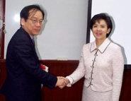上 週 二 行 政 副 校 長 張 家 宜 帶 隊 前 往 元 智 大 學 訪 問 ， 由 該 校 教 務 長 王 立 文 （ 左 ） 接 待 ， 雙 方 互 贈 紀 念 品 。