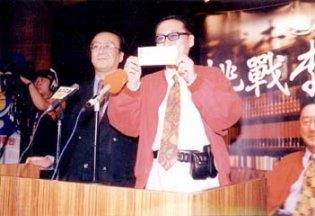 上 週 二 大 傳 系 邀 請 歷 史 學 家 李 敖 （ 右 ） 來 校 演 講 ， 李 敖 帶 著 一 萬 美 元 支 票 當 場 公 開 捐 給 大 傳 系 ， 由 系 主 任 張 煦 華 （ 左 ） 接 受 。 （ 攝 影 \陳亭谷 ）