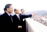 ▼ 宜 蘭 縣 長 劉 守 成 （ 左 ） 上 週 一 率 縣 府 官 員 一 行 十 二 人 蒞 校 參 觀 ， 於 覺 生 國 際 會 議 廳 聽 取 本 校 蘭 陽 校 園 籌 建 簡 報 ， 會 後 由 創 辦 人 張 建 邦 （ 中 ） 、 校 長 張 紘 炬 （ 右 ） 陪 同 ， 於 覺 生 圖 書 館 頂 樓 眺 望 淡 水 校 園 、 觀 音 山 及 淡 水 河 美 景 。 （ 攝 影 \許克勤 ）