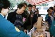 校 長 張 紘 炬 （ 左 二 ） 及 幾 位 師 長 參 觀 大 地 週 活 動 ， 看 到 再 生 玻 璃 所 製 造 的 可 愛 燭 臺 、 項 鍊 、 以 及 肥 皂 盒 等 精 緻 的 小 飾 品 ， 覺 得 很 新 奇 。 （ 攝 影 \陳竹偉 ）