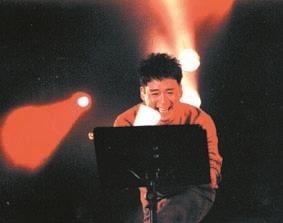「 糟 了 ！ 歌 詞 在 哪 一 頁 啊 ？ 」 怕 忘 詞 的 周 華 健 急 忙 翻 著 歌 譜 。 （ 攝 影 \陳竹偉 ）