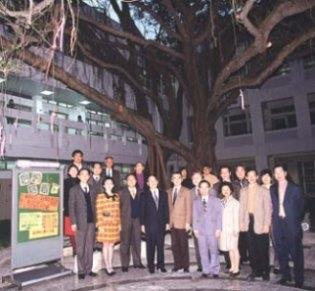 ▼ 平 日 很 難 碰 上 一 面 的 師 長 們 ， 利 用 在 榕 樹 下 喝 咖 啡 的 機 會 ， 留 下 這 個 難 得 的 畫 面 。 （ 攝 影 \馮文星 ）