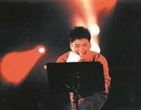「 糟 了 ！ 歌 詞 在 哪 一 頁 啊 ？ 」 怕 忘 詞 的 周 華 健 急 忙 翻 著 歌 譜 。 （ 攝 影 \陳竹偉 ）
