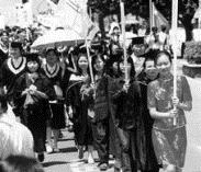 親 善 大 使 在 校 內 常 擔 任 服 務 工 作 ， 重 大 慶 典 中 十 分 醒 目 。 （ 馮 文 星 攝 ）