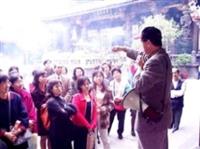 女 聯 會 走 訪 艋 舺  龍 山 寺 ， 周 宗 賢 老 師 （ 右 ） 細 細 解 說 。 （ 攝 影 \ 賴映秀 ）