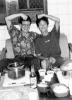▲ 英 文 系 的 康 大 偉 老 師 和 台 灣 朋 友 一 起 吃 飯 、 唱 KTV玩 得 不 亦 樂 乎 。 （ 康 老 師 提 供 ）