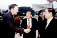 荷 西 大 學 DAVID ESCOBAR GALINDO校 長 （ 左 ） 由 前 校 長 陳 雅 鴻 （ 中 ） 介 紹 ， 與 校 長 張 紘 炬 寒 暄 問 候 。 （ 攝 影 \韓 兆 容 ）