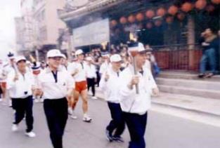前校長林雲山在福佑宮前接棒。