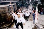 校長張紘炬高舉火炬，自英專路爬上克難坡的威武形象。（攝影\韓兆容）