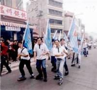 溜冰社社員拿著校旗陪跑。